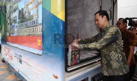 Menteri Perdagangan Thomas Lembong mengecek persiapan Mobile magic box saat peluncuran ASEAN Economic Community (AEC) Center di kantor Kementerian Perdagangan, Jakarta, Senin (28/9).