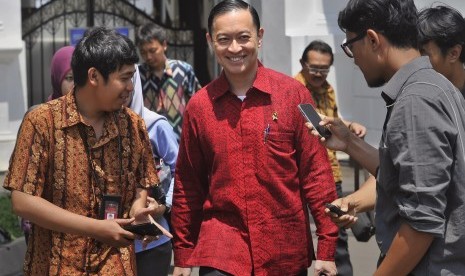 Menteri Perdagangan Thomas Lembong (tengah) berjalan keluar seusai pertemuan tertutup dengan Presiden Joko Widodo membahas kebijakan untuk mengatasi penurunan ekonomi Indonesia di Kantor Kepresidenan, Jakarta, Kamis (27/8). 