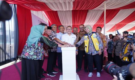 Menteri Perdagangan Zulkifli Hasa (Zulhas) melakukan ground breaking Pasar Banjarsari di Kota Pekalongan, Jawa Tengah.