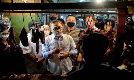 Menteri Perdagangan Zulkifli Hasan berbincang bersama pedagang daging di Pasar Cibubur, Jakarta Timur.