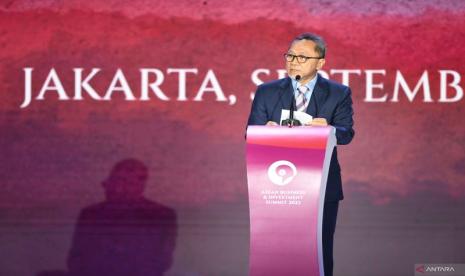 Menteri Perdagangan Zulkifli Hasan berpidato dalam sesi pembuka ASEAN Business Investment Summit (ABIS) 2023 di Jakarta, Ahad (3/9/2023).  