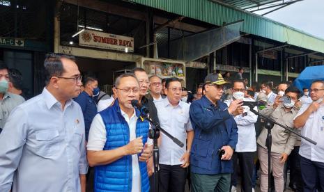 Menteri Perdagangan Zulkifli Hasan bersama Kepala NFA Arief Prasetyo Adi dan sejumlah pejabat lainnya saat meninjau pasokan dan harga beras di Pasar Induk Beras Cipinang, Jakarta, Senin (3/10/2022). Menteri Perdagangan, Zulkifli Hasan mengakui adanya tren kenaikan harga beras saat ini. Namun, ia menjamin pemerintah melakukan stabilisasi harga lewat operasi pasar dan memastikan kecukupan stok beras untuk masyarakat. 