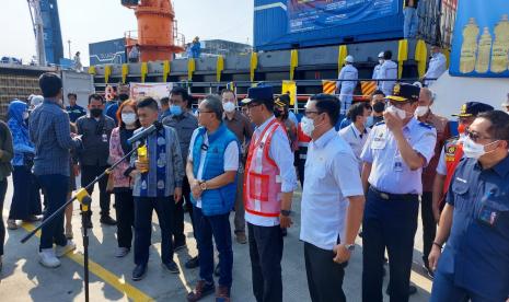 Menteri Perdagangan, Zulkifli Hasan bersama Menteri Perhubungan, Budi Karya Sumadi melepas pengiriman 1,3 juta liter Minyakita ke sejumpah wilayah Indonesia Timur dari Pelabuhan Tanjung Priok, Jakarta, Kamis (11/8/2022). 