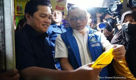 Menteri Perdagangan Zulkifli Hasan (kanan) bersama Menteri BUMN Erick Thohir.