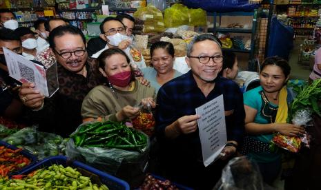 Menteri Perdagangan Zulkifli Hasan (kedua kanan) didampingi Wakil Gubernur Bali Tjokorda Oka Artha Ardana Sukawati (kiri) berbaur dengan warga yang berbelanja saat mengunjungi Pasar Badung di Denpasar, Bali, Rabu (21/9/2022). Kunjungan Menteri Perdagangan ke pasar tersebut untuk meninjau harga barang kebutuhan pokok (bapok) yang menjadi kebutuhan masyarakat sebelum memulai rangkaian pertemuan G20 Trade, Investment, and Industry Ministerial Meeting (TIIMM) di Nusa Dua, Badung, Bali. 