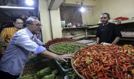 Menteri Perdagangan Zulkifli Hasan (kedua kiri) didampingi Wakil Menteri Jerry Sambuaga(kiri) meninjau harga cabai di Pasar Cibubur, Jakarta, Kamis (16/6/2022). Kunjungan tersebut dilakukan untuk melihat dan memantau langsung harga bahan pokok dan minyak goreng guna memastikan harga stabil menjelang Hari Raya Idul Adha 1443 Hijriah. 