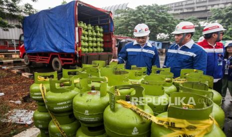 Menteri Perdagangan Zulkifli Hasan (kedua kiri) menyampaikan konferensi pers di Stasiun Pengisian dan Pengangkutan Bulk Elpiji (SPPBE) Tanjung Priok,  Jakarta, Sabtu (25/5/2024). Kementerian Perdagangan menemukan 12 titik SPBE dan SPPBE di  Jakarta,  Tangerang dan sebagian wilayah Jawa Barat, melakukan kecurangan dalam pengisian gas elpiji tiga kilogram yang isinya berkurang antara 200 gram sampai 700 gram per tabung. Kecurangan tersebut menimbulkan kerugian konsumen mencapai Rp 18,7 miliar per tahun dari 12 SPBE dan SPPBE. (FOTO : Republika/Putra M. Akbar)