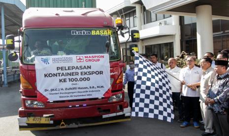 Menteri Perdagangan Zulkifli Hasan (ketiga kanan) didampingi CEO Maspion Group Alim Markus (kedua kanan) memberangkatkan kontainer ekspor ke-100.000 di Maspion, Sidoarjo, Jawa Timur, Kamis (29/9/2022). Maspion Group terus memperluas pemasaran produk peralatan rumah tangga ke berbagai negara seiring dengan masih terbukanya pasar ekspor. 