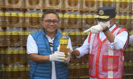 Menteri Perdagangan Zulkifli Hasan (kiri) bersama Menteri Perhubungan Budi Karya Sumadi (kanan) menunjukkan minyak goreng Minyakita sebelum dikirim ke Indonesia bagian timur di Pelabuhan Tanjung Priok, Jakarta, Kamis (11/8/2022). Stok minyak goreng kemasan sederhana, Minyakita dikabarkan mulai langka di pasaran.