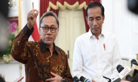 Menteri Perdagangan Zulkifli Hasan (kiri) bersama Presiden Joko Widodo (kanan). Menteri Perdagangan Zulkifli Hasan melaporkan kepada Presiden Joko Widodo (Jokowi) terkait perkembangan harga minyak goreng curah di berbagai daerah. Ia menyebut, harga minyak goreng curah saat ini sudah mengalami penurunan di beberapa daerah.