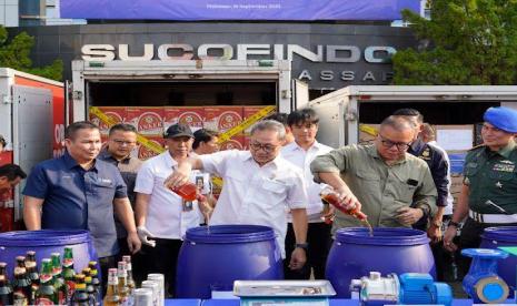 Menteri Perdagangan Zulkifli Hasan, melakukan pemusnahan minuman keras dan barang ilegal di Makassar, Senin (18/9/2023).