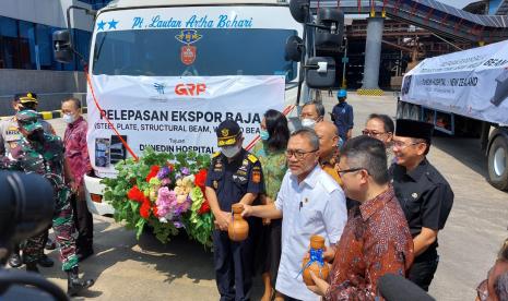 Menteri Perdagangan, Zulkifli Hasan melepas ekspor produk baja ke Selandia Baru oleh PT Gunung Raja Paksi (GRP) di Bekasi, Selasa (26/7/2022). Total volume baja yang diekspor mencapai 3.800 ton dengan nilai sekitar 4 juta dolar AS.