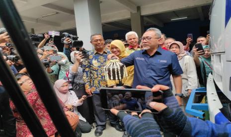 Menteri Perdagangan, Zulkifli Hasan melepas ekspor produk usaha kecil dan menengah (UKM) dari merek Heldas Snack ke Arab Saudi di PT Pos Logistik Indonesia, Tambun, Bekasi, Jawa Barat, Jumat (10/2/2023).