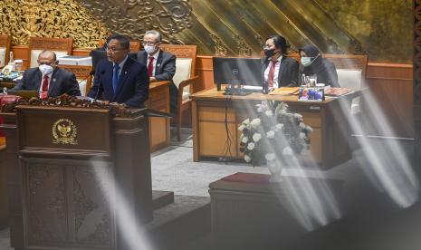 Menteri Perdagangan Zulkifli Hasan membacakan laporan pemerintah terkait persetujuan kemitraan ekonomi komprehensif regional saat rapat paripurna DPR ke-3 masa persidangan I tahun 2022-2023 di kompleks Parlemen, Senayan, Jakarta, Selasa (30/8/2022). Rapat paripurna tersebut beragenda pengambilan keputusan RUU tentang pengesahan Regional Comprehensive Economic Partnership Agreement (persetujuan kemitraan ekonomi komprehensif regional) serta pengambilan keputusan RUU tentang pegesahan perjanjian kemitraan ekonomi komprehensif antara Pemerintah Indonesia dengan Pemerintah Korea. 