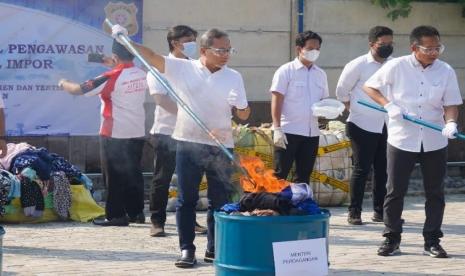 Menteri Perdagangan, Zulkifli Hasan memusnahkan pakaian bekas impor secara simbolis di kawasan pergudangan Gracia, Kabupaten Karawang, Jumat (12/8/2022). Mendag Musnahkan Pakaian Bekas Impor Senilai Rp 9 Miliar