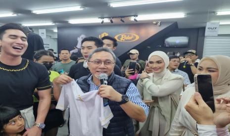 Menteri Perdagangan Zulkifli Hasan mendorong untuk bangga terhadap produk dalam negeri.