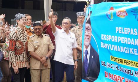 Menteri Perdagangan Zulkifli Hasan menghadiri pelepasan ekspor produk ikan sarden CV Pasific Harvest di Banyuwangi, Jawa Timur, Selasa (22/11/2022).