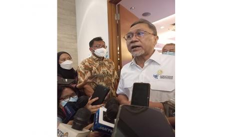 Menteri Perdagangan Zulkifli Hasan menjawab pertanyaan wartawan di Gedung Kementerian Perdagangan, Jakarta, Ahad (25/9).