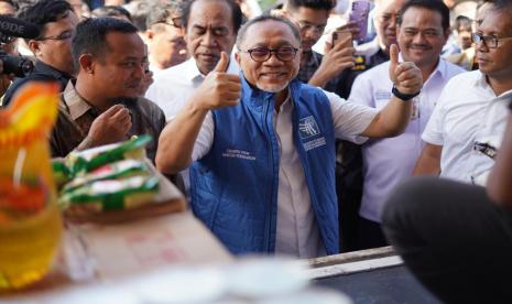 Menteri Perdagangan Zulkifli Hasan (rompi biru) tengah memantau harga bahan kebutuhan pokok di Pasar Pa