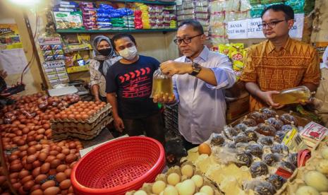 Menteri Perdagangan Zulkifli Hasan saat berbincang dengan seorang pedagang di Pasar Koja, Jakarta Utara, Jumat (17/6/2022).