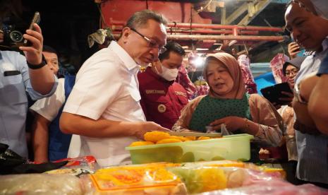 Menteri Perdagangan Zulkifli Hasan saat melakukan sidak di Pasar Tanjungsari, Sumedang, Jawa Barat, Jumat (11/11/2022).