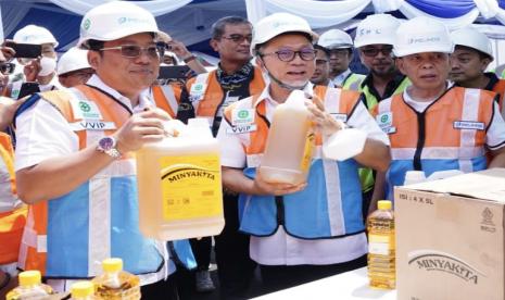 Menteri Perdagangan Zulkifli Hasan saat melepas keberangkatan MINYAKITA untuk wilayah Indonesia timur di Pelabuhan Tanjung Perak, Surabaya, Sabtu (24/9/2022).