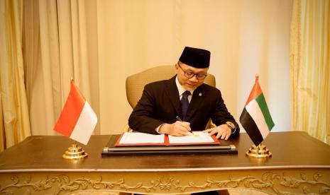 Menteri Perdagangan Zulkifli Hasan saat menandatangani persetujuan Kemitraan Ekonomi Komprehensif Indonesia-Uni Emirat Arab (Indonesia–United Arab Emirates Comprehensive Economic Partnership Agreement, atau IUAE–CEPA) di Dubai.