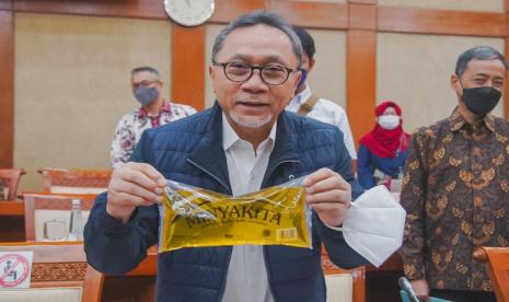 Menteri Perdagangan Zulkifli Hasan saat mengenalkan Minyak Kita kepada anggota Komisi VI DPR, Selasa (5/7/2022). Belakangan Zulhas ditegur Presiden Jokowi terkait aksinya bagi-bagi minyak goreng gratis namun berbau kampanye politik. (ilustrasi)