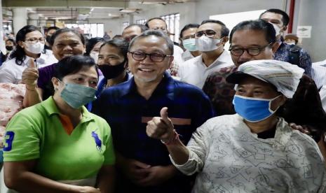 Menteri Perdagangan Zulkifli Hasan (tengah) saat sidak di Pasar Badung, Bali, Rabu (21/9/2022).