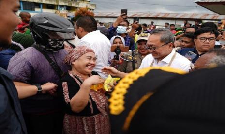  Menteri Perdagangan Zulkifli Hasan (Zulhas) kembali mentraktir emak-emak. Kali ini, Zulhas teraktir emak-emak dengan paket sembako di Pasar Sentral Timika, Papua, Selasa (19/9/2023). 