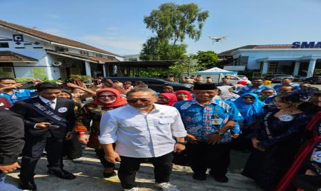 Menteri Perdagangan Zulkifli Hasan (Zulhas) melakukan kunjungan ke SMAN 3 Semarang, Jawa Tengah, Jumat (26/7/2024).