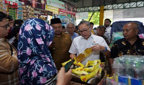 Menteri Perdagangan Zulkifli Hasan (Zulhas) mengecek harga bahan pokok di pasar.