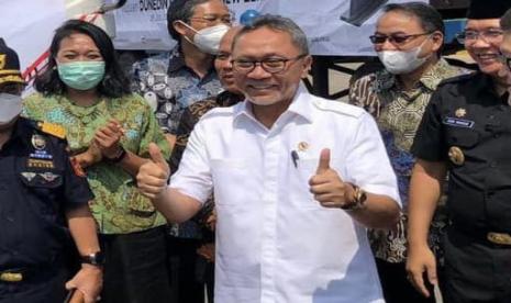 Menteri Perdagangan Zulkifli Hasan (tengah).