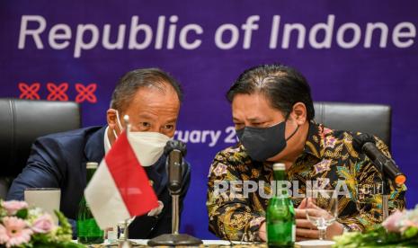 Menteri Perekonomian Airlangga Hartarto (kanan) berbincang dengan Menteri Perindustrian Agus Gumiwang Kartasasmita (kiri) saat konferensi pers di sela pertemuan kerjasama bidang ekonomi tingkat menteri di Jakarta. Pemerintah menegaskan perlunya mengoptimalkan pembelian berbagai produk industri dalam negeri melalui pengadaan barang dan jasa oleh pemerintah pusat, daerah, hingga BUMN. Hal ini dinilai mampu membangun kemandirian serta ketahanan ekonomi nasional, bahkan berdampak pada ekonomi rakyat bawah.