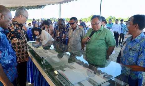 Menteri Perencanaan dan Pembangunan Nasional/Bappenas, Bambang Brodjonegoro meninjau lokasi pembangunan Bandara Nabire Baru di Kalidiri, Nabire, Provinsi Papua, Kamis (8/8).