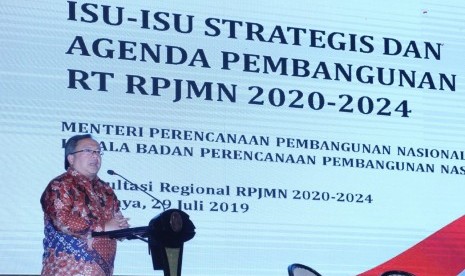 Menteri Perencanaan dan Pembangunan Nasional/ Kepala Bappenas Bambang Brodjonegoro dalam acara Konsultasi Regional Penyusunan  Rancangan Awal RPJMN 2020-2024 Wilayah Jawa dan Bali, di Hotel Shangri-La Surabaya. 