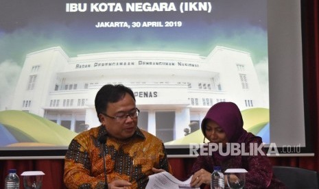 Menteri Perencanaan Pembangunan Nasional/Kepala Badan Perencanaan Pembangunan Nasional (Bappenas) Bambang Brodjonegoro (kiri) bersiap memberikan keterangan kepada pers mengenai pembahasan rencana pemindahan ibukota negara di Jakarta, Selasa (30/4/2019). 