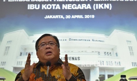 Menteri Perencanaan Pembangunan Nasional/Kepala Badan Perencanaan Pembangunan Nasional (Bappenas) Bambang Brodjonegoro memberikan keterangan kepada pers mengenai pembahasan rencana pemindahan ibukota negara di Jakarta, Selasa (30/4/2019).