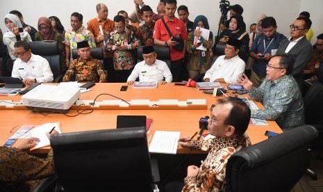 Menteri Perencanaan Pembangunan Nasional/Kepala Bappenas Bambang Brodjonegoro (kanan) memaparkan rencana pemindahan ibu kota dalam sebuah diskusi di Jakarta, Senin (6/5/2019).