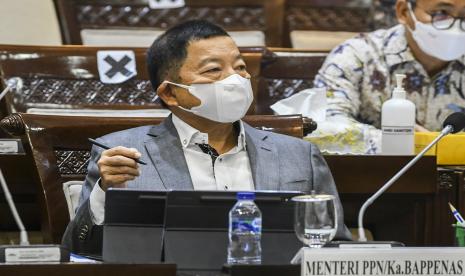 Menteri Perencanaan Pembangunan Nasional (PPN)/ Kepala Badan Perencanaan Pembangunan Nasional Suharso Monoarfa mengikuti rapat kerja dengan Komisi XI DPR di Kompleks Parlemen, Senayan, Jakarta.