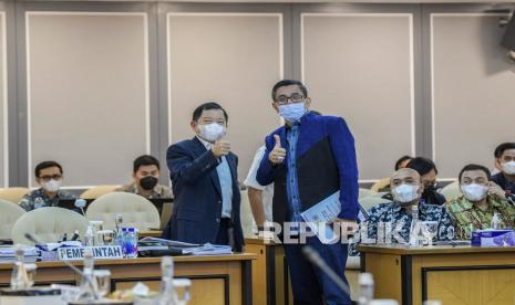 Menteri Perencanaan Pembangunan Nasional (PPN)/Badan Perencanaan Pembangunan Nasional (Bappenas) Suharso Monoarfa (kiri) 