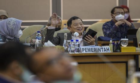 Menteri Perencanaan Pembangunan Nasional (PPN)/Kepala Badan Perencanaan Pembangunan Nasional (Bappenas) Suharso Monoarfa (tengah) mengikuti rapat kerja dengan Panitia Khusus (Pansus) Rancangan Undang-Undang Ibu Kota Negara (RUU IKN) di Kompleks Parlemen, Senayan, Jakarta, Senin (17/1/2022). Dalam Rapat Panitia Kerja (Panja) tersebut Menteri PPN/Kepala Bappenas Suharso Monoarfa secara resmi memaparkan nama Ibu Kota Negara (IKN) baru yaitu Nusantara.