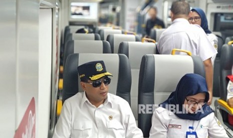 Menteri Perhubunga Budi Karya Sumadi memberikan pernyataan mengenai perkembangan Kereta Api Bandara Internasional Soekarno-Hatta (Soetta) yang mulai diuji coba hari ini dan memantau posko mudikndi bandara tersebut, Rabu (19/6). 