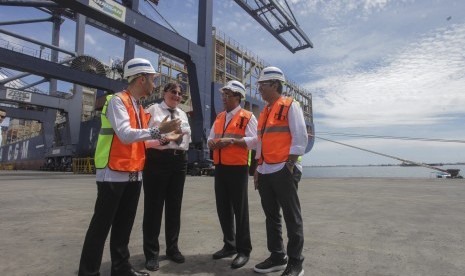 Menteri Perhubungan Budi Karya (ketiga kiri) berbicang bersama Direktur Utama IPC Elvyn Masassya (kanan), Direktur CMA CGM Indonesia Farid Belbouab (kiri) dan Kapten Kapal CMA CGM Titus Bozianu Veronica (kedua kiri) saat penyambutan kapal petikemas CMA CGM Titus di JICT Pelabuhan Tanjung Priok, Jakarta, Minggu (9/4)