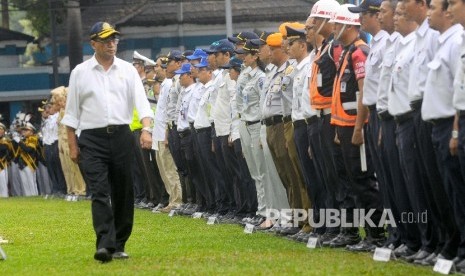 Menteri Perhubungan Budi Karya memeriksa pasukan mudik saat memimpin upacara gelar pasukan mudik lebaran 2017 di halaman Kementerian Perhubungan, Jakarta, Kamis (15/6). 