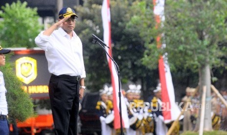 Menteri Perhubungan Budi Karya memimpin upacara gelar pasukan mudik lebaran 2017 di halaman Kementerian Perhubungan, Jakarta, Kamis (15/6). 