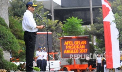 Menteri Perhubungan Budi Karya memimpin upacara gelar pasukan mudik lebaran 2017 di halaman Kementerian Perhubungan, Jakarta, Kamis (15/6). 