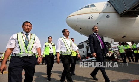 Menteri Perhubungan, Budi Karya Sumadi berbincang dengan Jamaah Calon Haji di sela melakukan pengecekan pesawat angkutan haji di Bandara Soekarno Hatta,Tanggerang, Banten, Kamis (3/8).