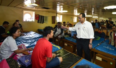 Transportation Minister Budi Karya Sumadi was talking to lebaran traveled in the Labobar ship route Balikpapan-Surabaya at Semayang harbor, Balikpapan, East Kalimantan, Saturday (June 17).