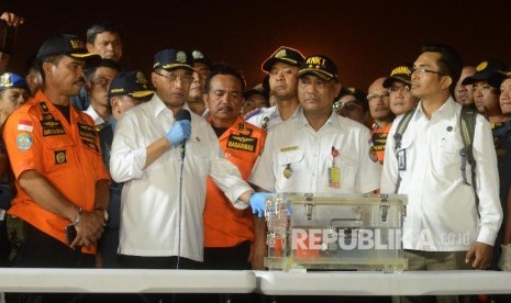 Menteri Perhubungan Budi Karya Sumadi bersama Kepala KNKT Soerjanto Tjahjono memberikan keterangan terkait black box pesawat Lion air JT 610 di Terminal JICT 2, Pelabuhan Tanjung Priok, Jakarta, Kamis (1/11).